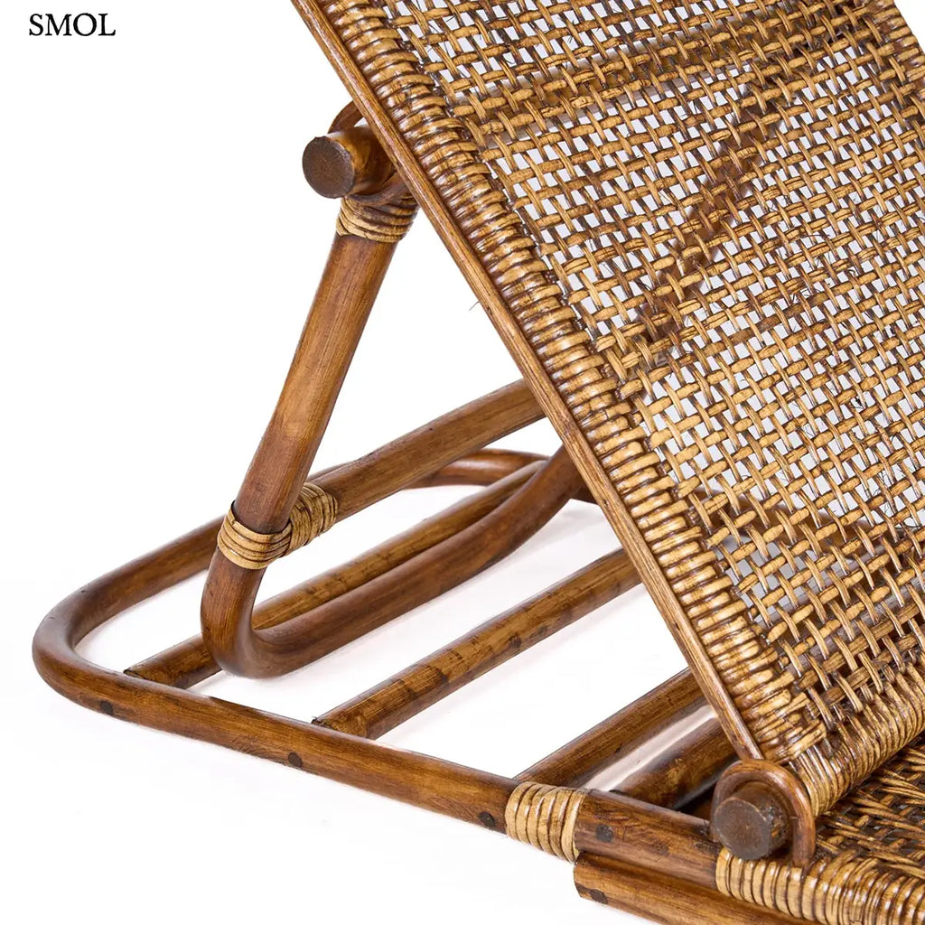 Ergonomikus kialakítású sötét dió rattan pihenőfotel, oldalról nagyítva