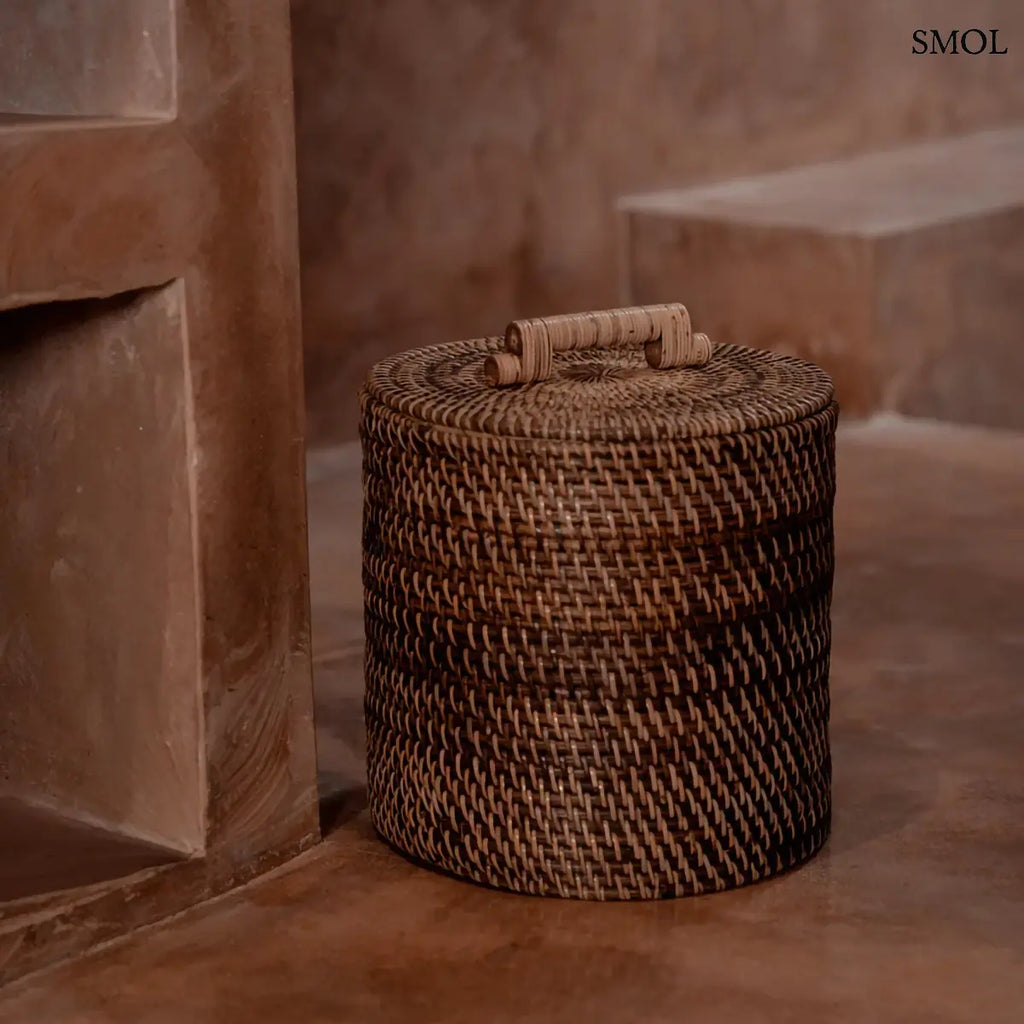 Kézzel font natúr barna rattan tároló kosár tetővel és fogantyúval, földön