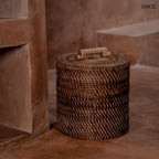 Kézzel font natúr barna rattan tároló kosár tetővel és fogantyúval, földön