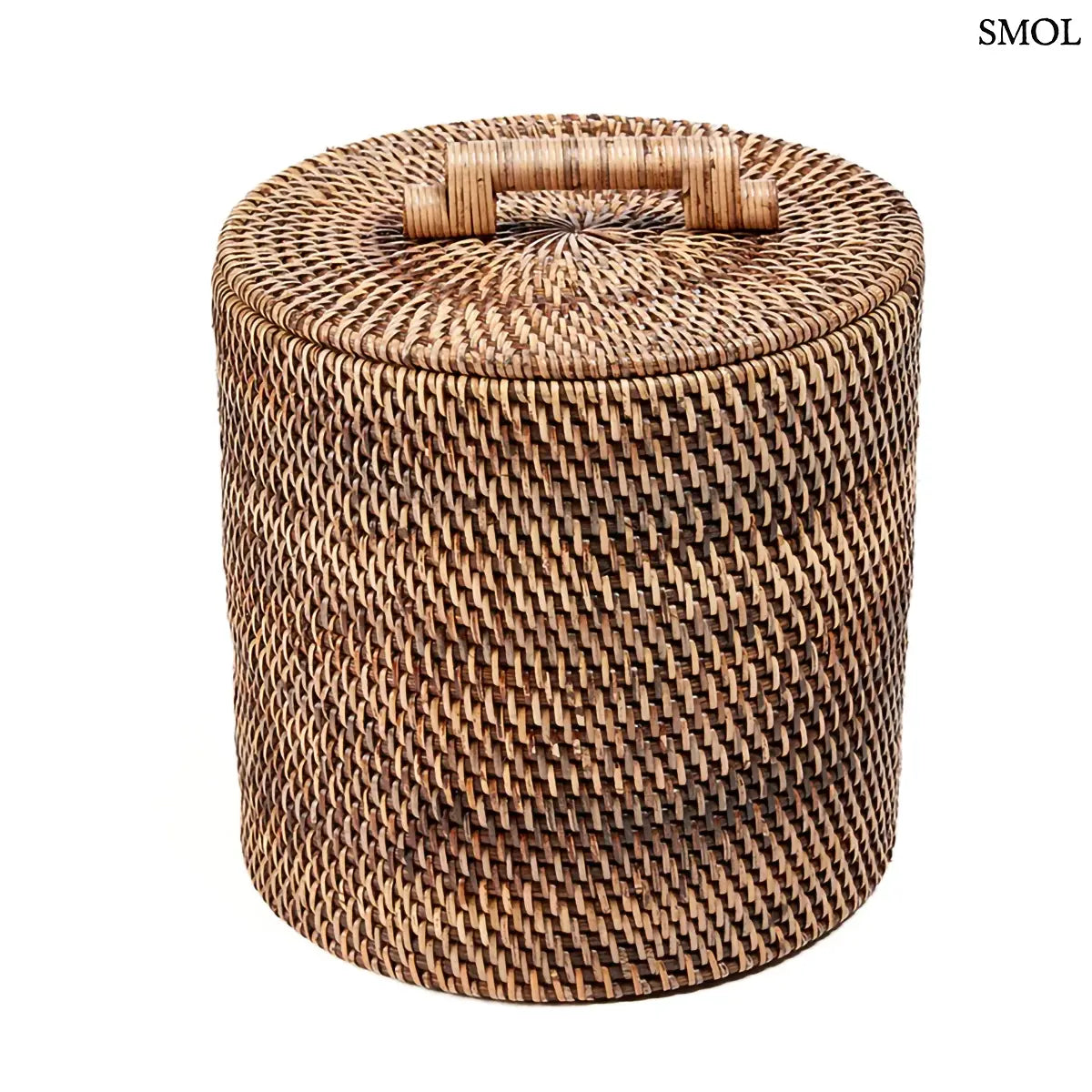 Kézzel font natúr barna rattan tároló kosár tetővel és fogantyúval, fehér háttérrel