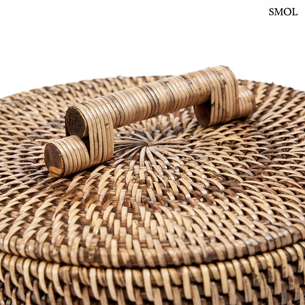 Kézzel font natúr barna rattan tároló kosár tetővel és fogantyúval, foganatyú nagyítva