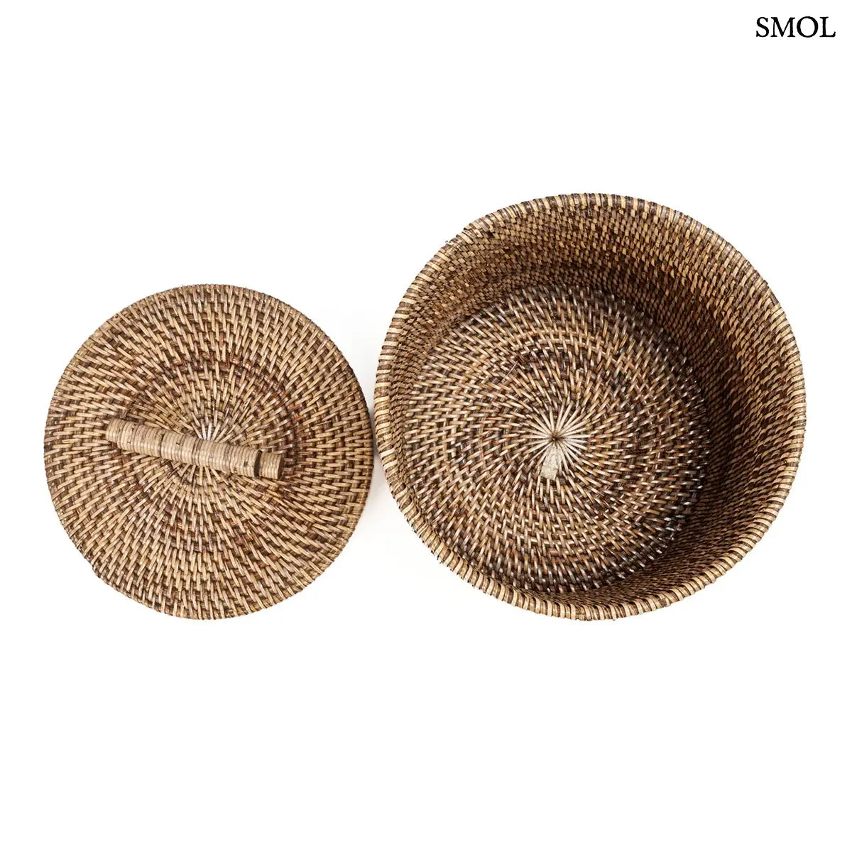 Kézzel font natúr barna rattan tároló kosár tetővel és fogantyúval, felülről