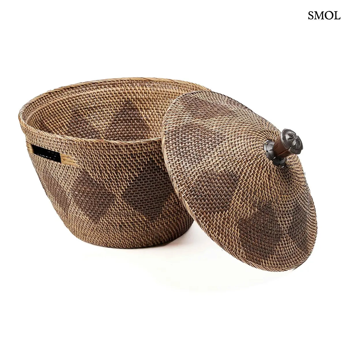 Natúr barna rattan tárolókosár fedővel és faragott fa fogantyúval, 55×52 cm, elcsúsztatott fedővel