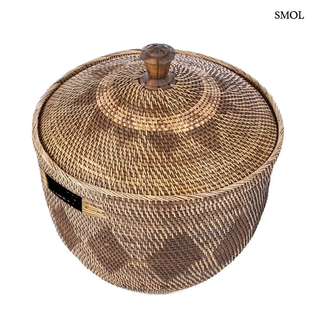 Natúr barna rattan tárolókosár fedővel és faragott fa fogantyúval, 55×52 cm, felülről
