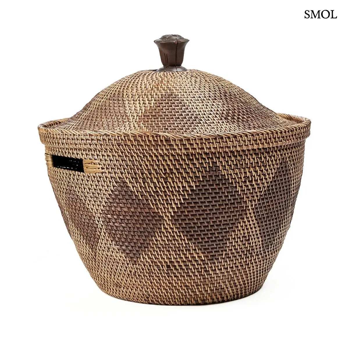 Natúr barna rattan tárolókosár fedővel és faragott fa fogantyúval, 55×52 cm, fehér háttérrel