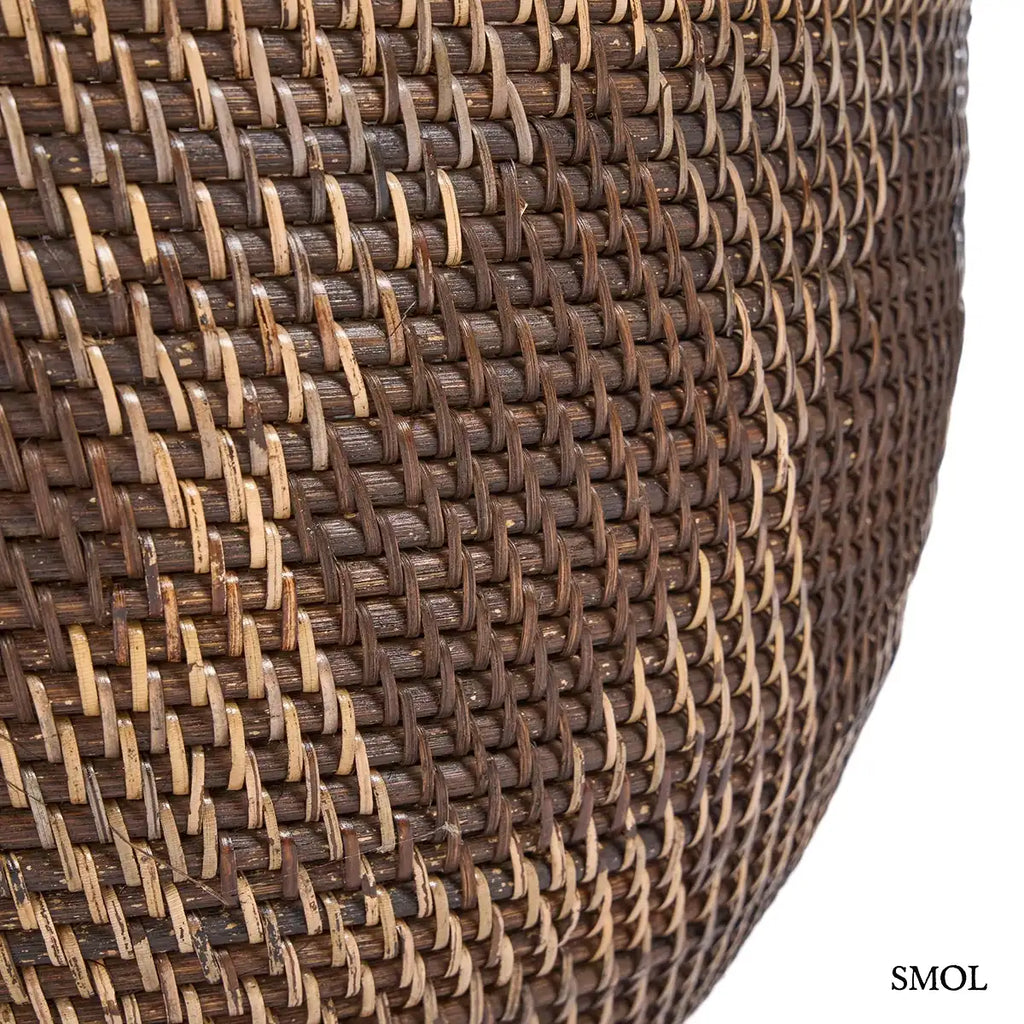 Natúr barna rattan tárolókosár fedővel és faragott fa fogantyúval, 55×52 cm, oldalról nagyítva