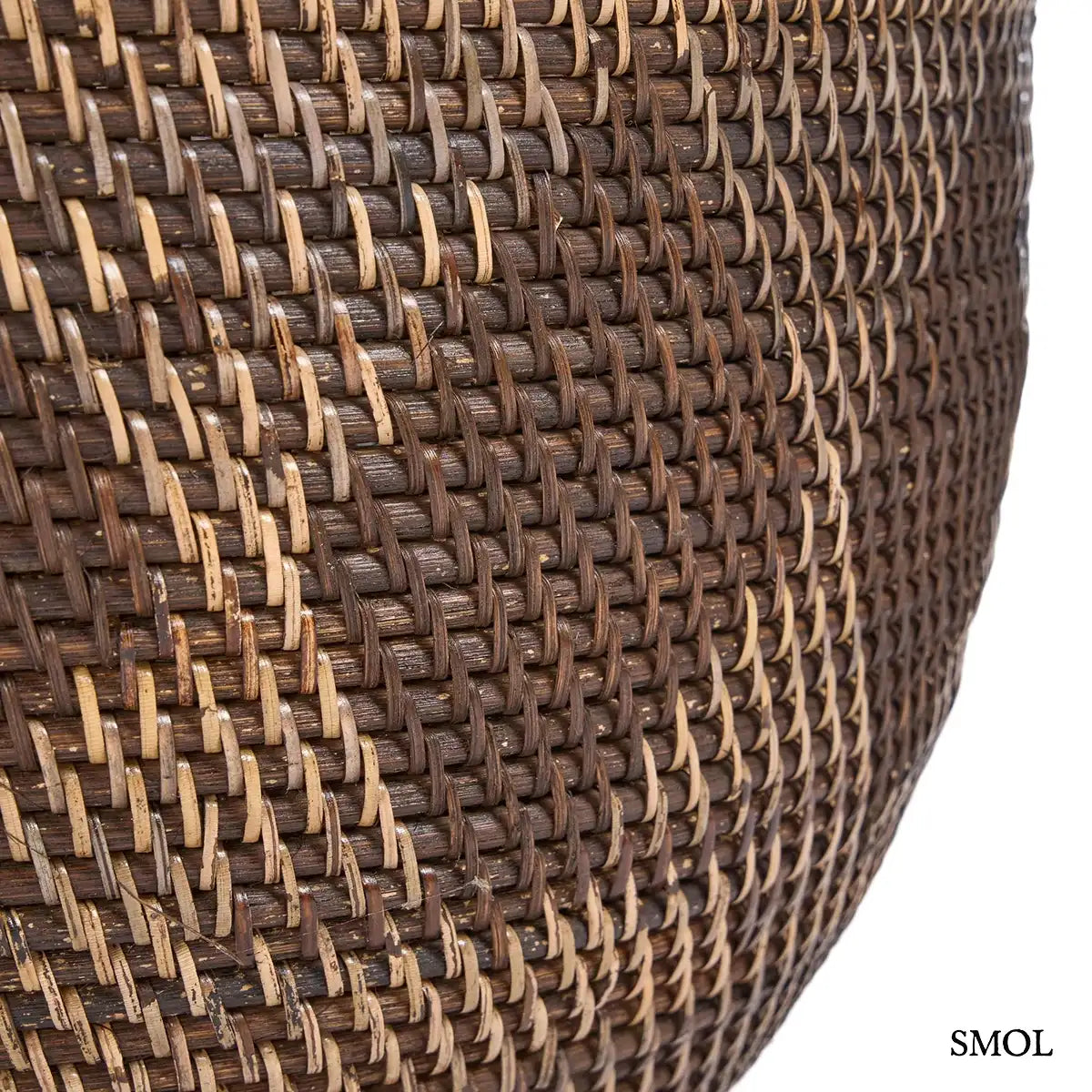 Natúr barna rattan tárolókosár fedővel és faragott fa fogantyúval, 55×52 cm, oldalról nagyítva