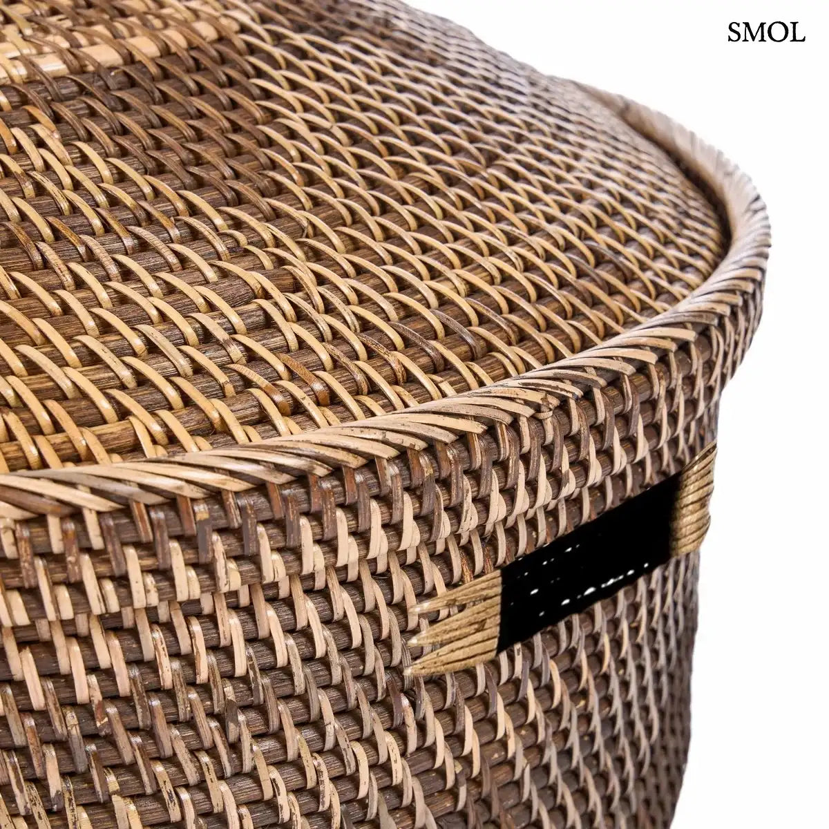 Natúr barna rattan tárolókosár fedővel és faragott fa fogantyúval, 55×52 cm,  oldalon lévő fogantyúval
