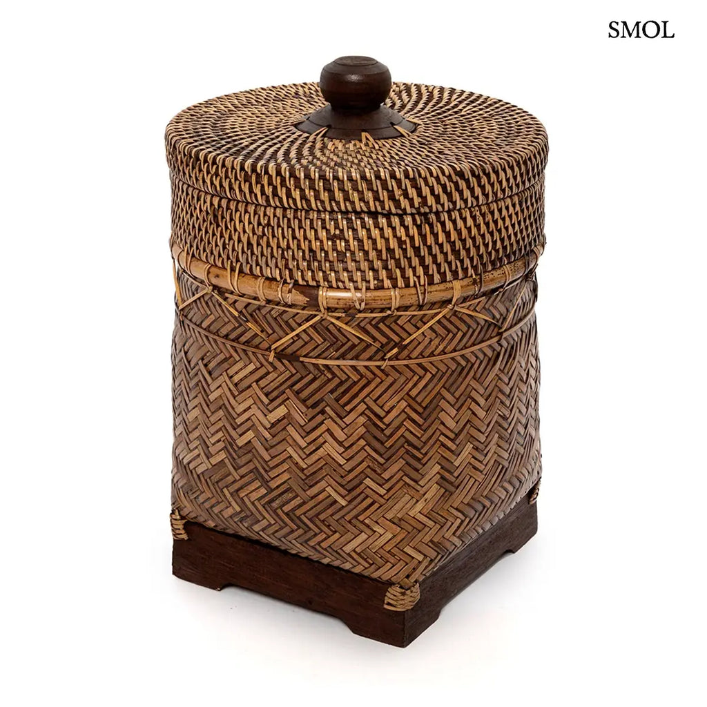 Barna rattan tárolókosár fedővel, halszálka fonásmintával és fa gombbal, 27×36 cm, fehér háttérrel