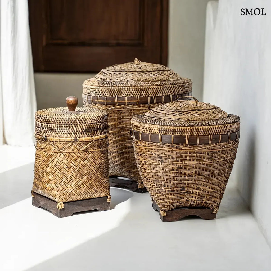 Barna rattan tárolókosár fedővel, halszálka fonásmintával és fa gombbal, 27×36 cm, három különböző kosár együtt