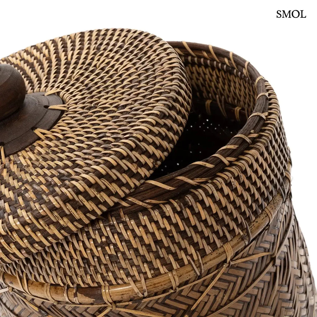Barna rattan tárolókosár fedővel, halszálka fonásmintával és fa gombbal, 27×36 cm, elcsúsztatott fedővel