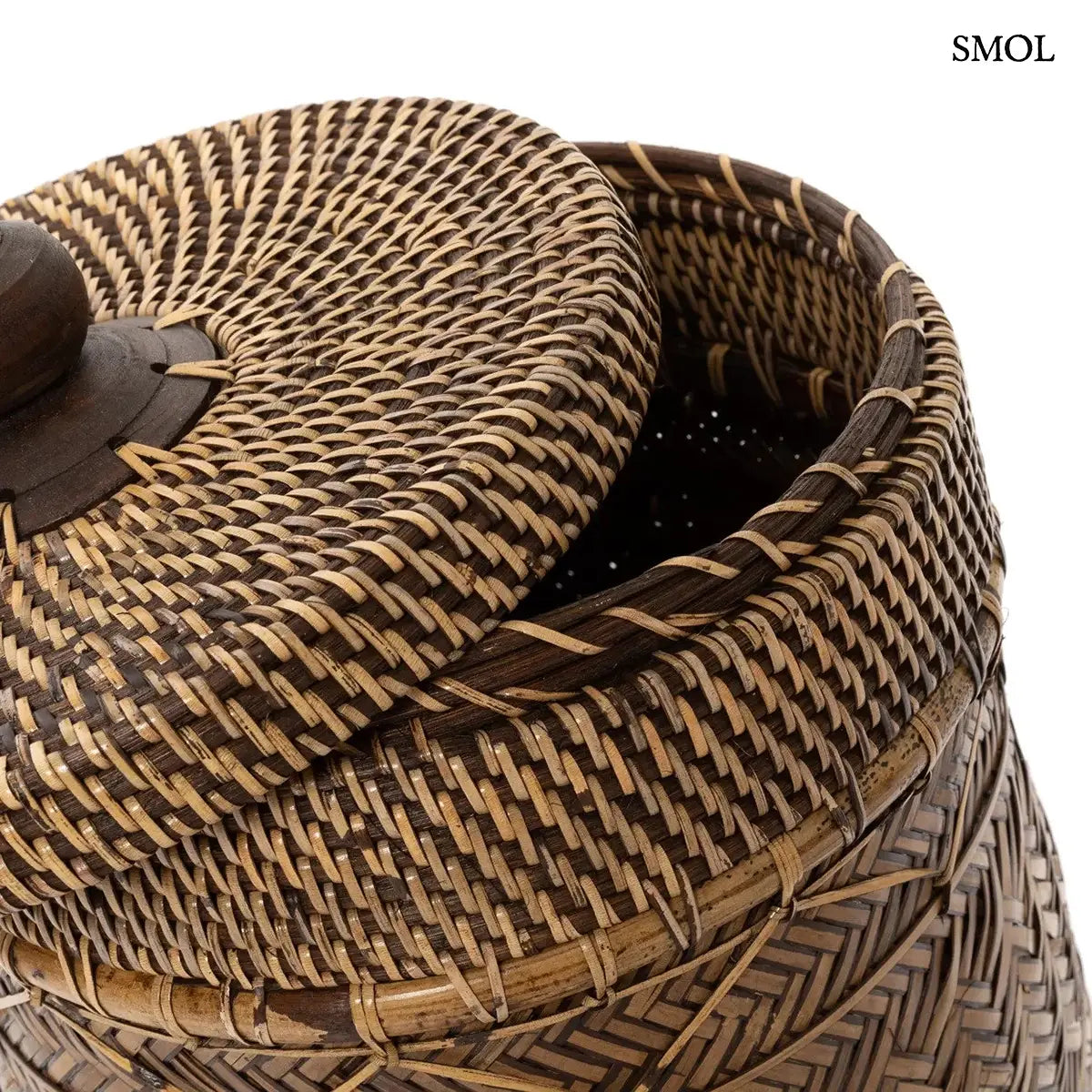 Barna rattan tárolókosár fedővel, halszálka fonásmintával és fa gombbal, 27×36 cm, elcsúsztatott fedővel
