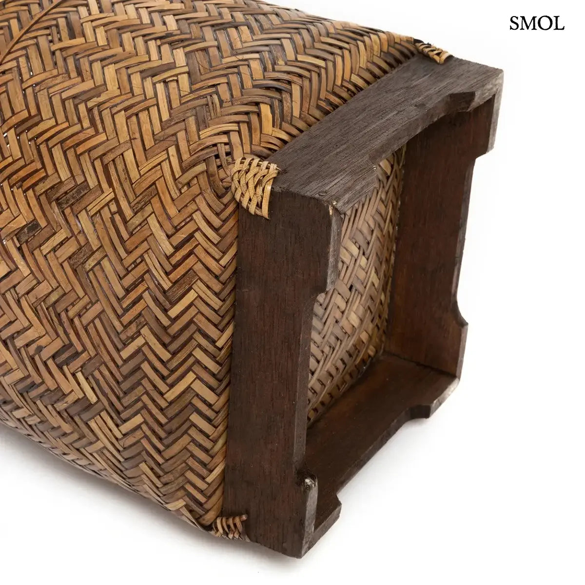 Barna rattan tárolókosár fedővel, halszálka fonásmintával és fa gombbal, 27×36 cm, alulról