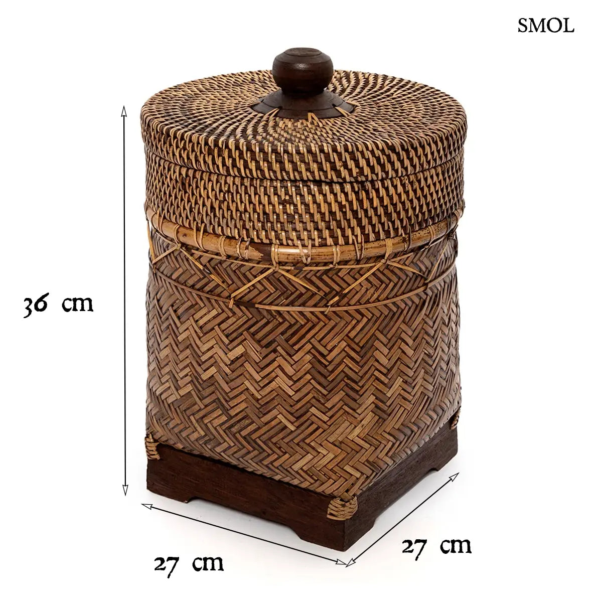 Barna rattan tárolókosár fedővel, halszálka fonásmintával és fa gombbal, 27×36 cm, méretekkel