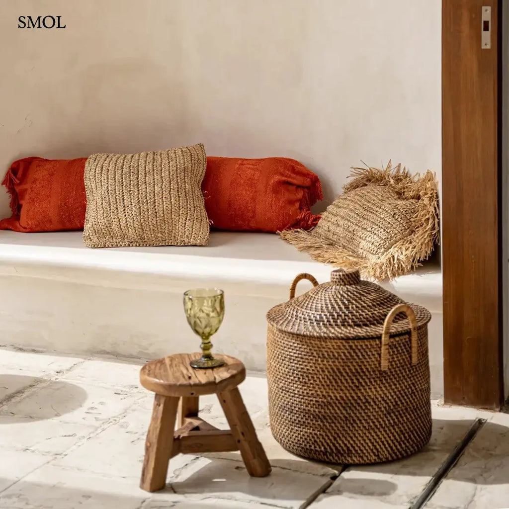 Sötétbarna rattan tárolókosár fedővel és két kerek füllel, 40×39 cm,  teraszon, pohárral és párnákkal