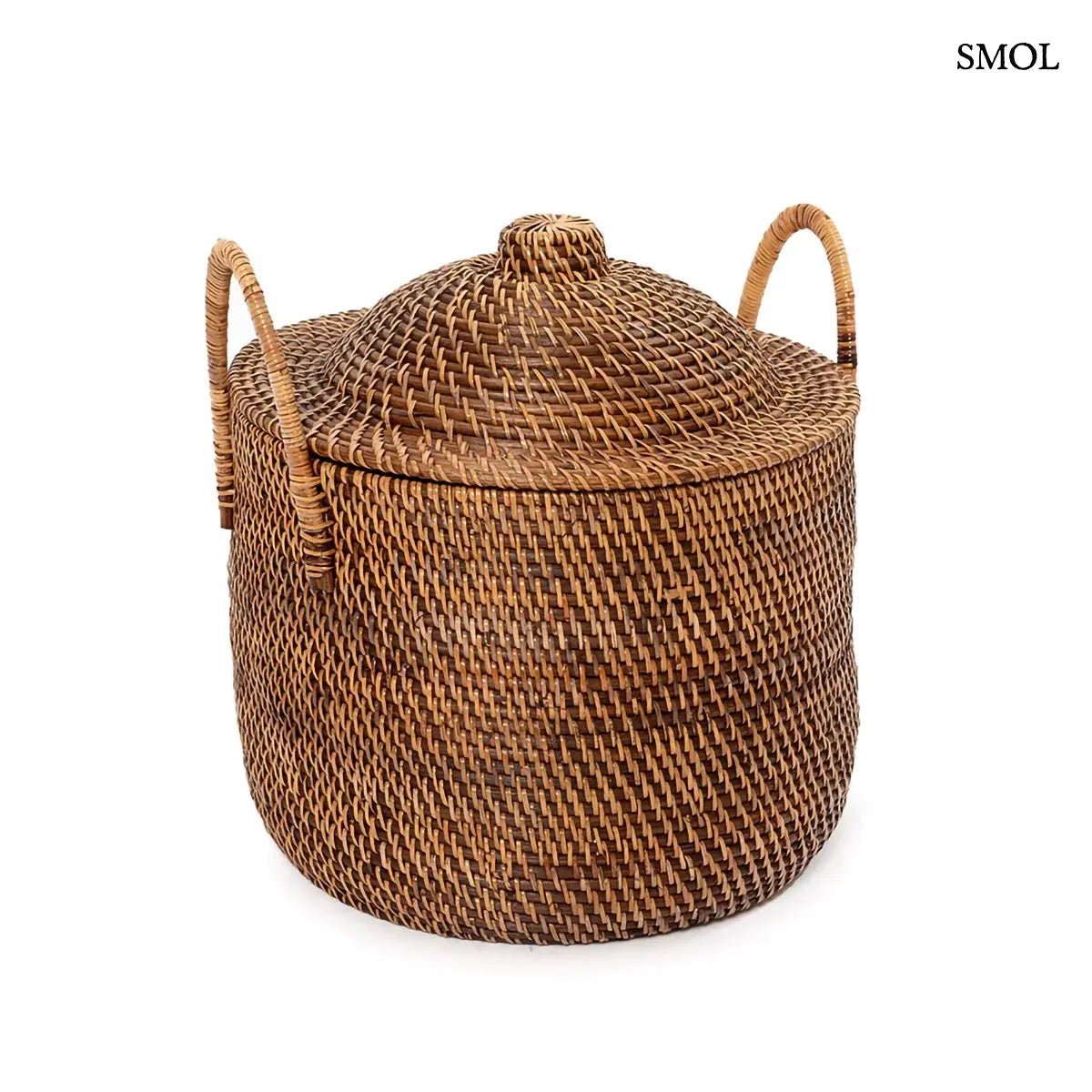 Sötétbarna rattan tárolókosár fedővel és két kerek füllel, 40×39 cm, fehér háttérrel