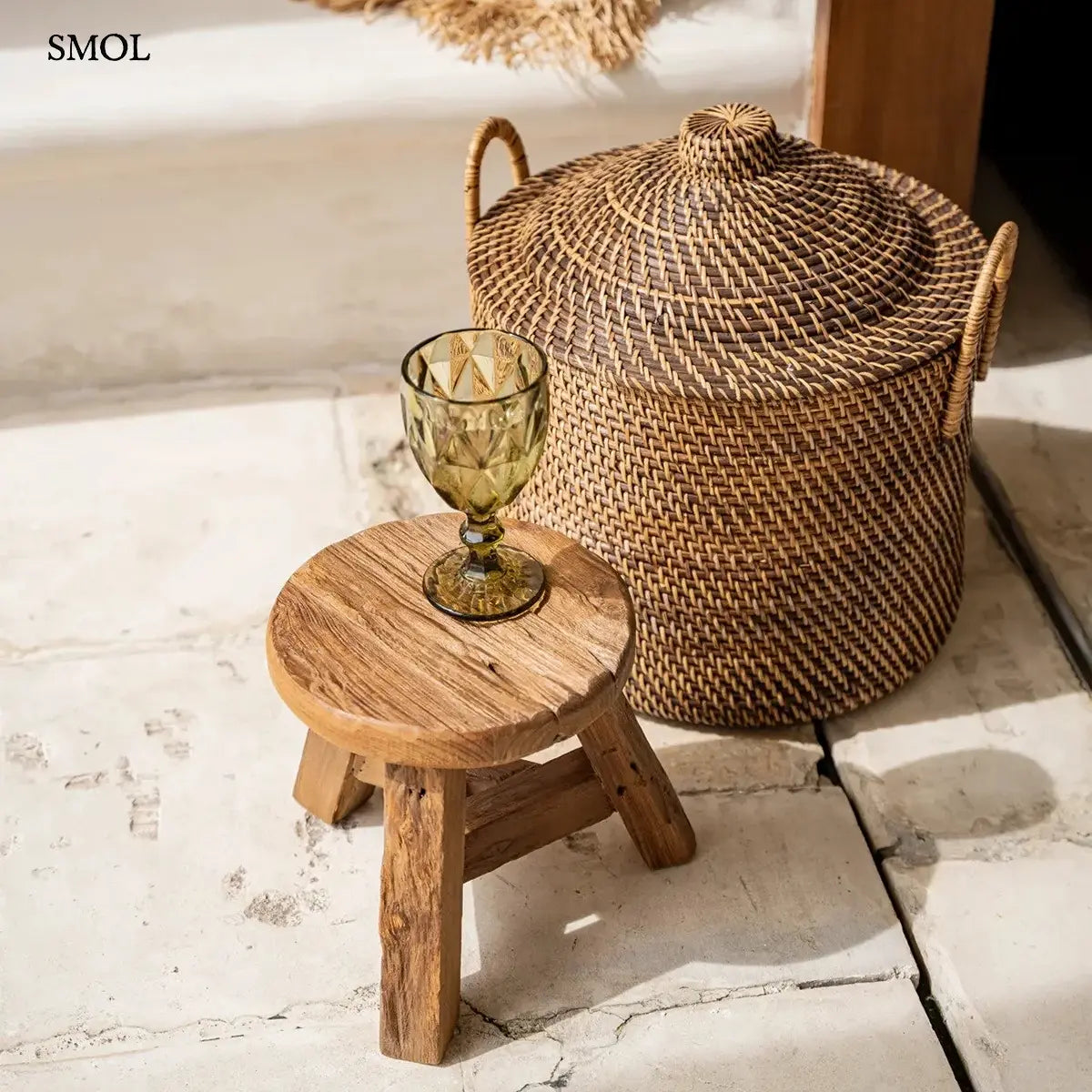Sötétbarna rattan tárolókosár fedővel és két kerek füllel, 40×39 cm, pohárral, sámlival