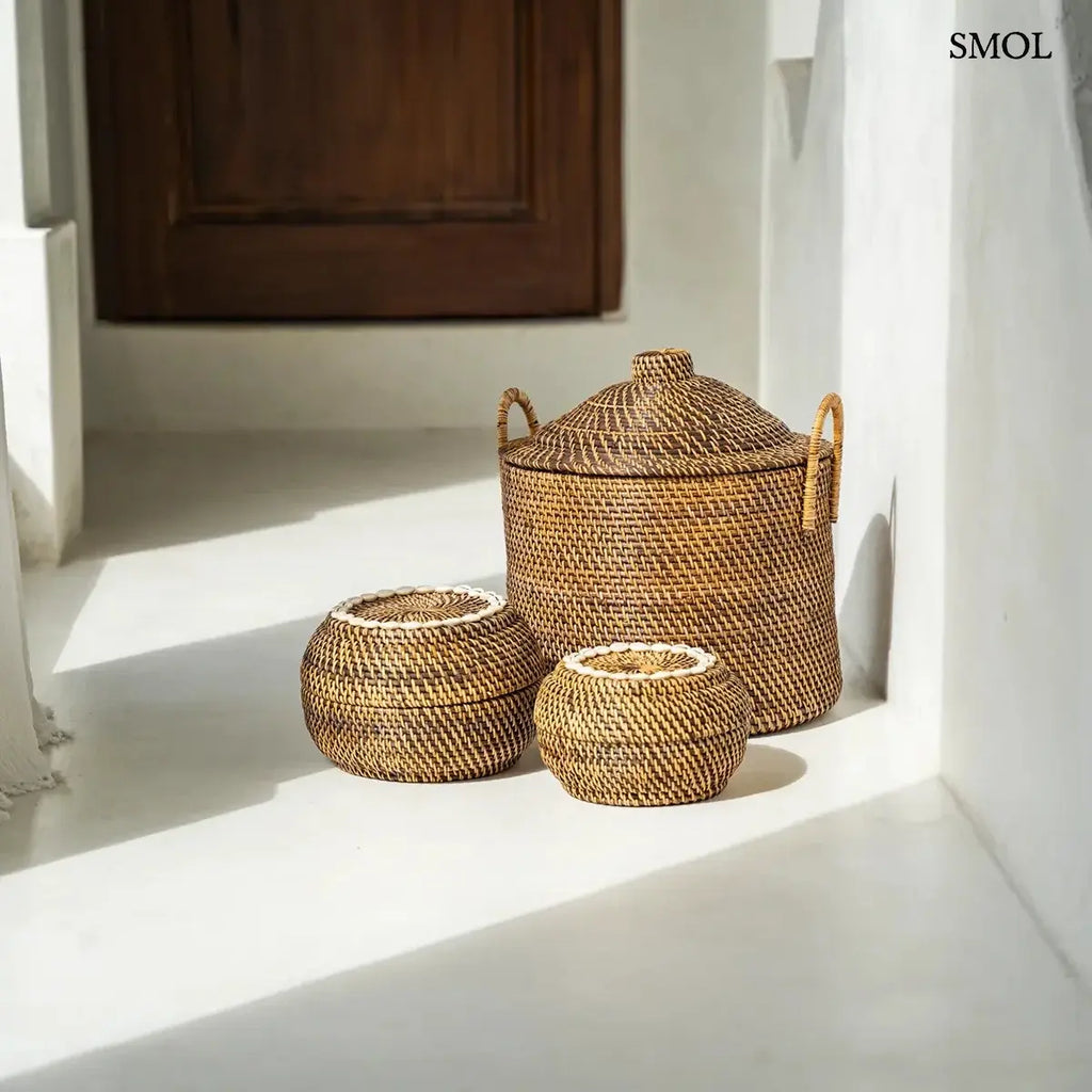 Sötétbarna rattan tárolókosár fedővel és két kerek füllel, 40×39 cm, három hasonló stílusú kosár