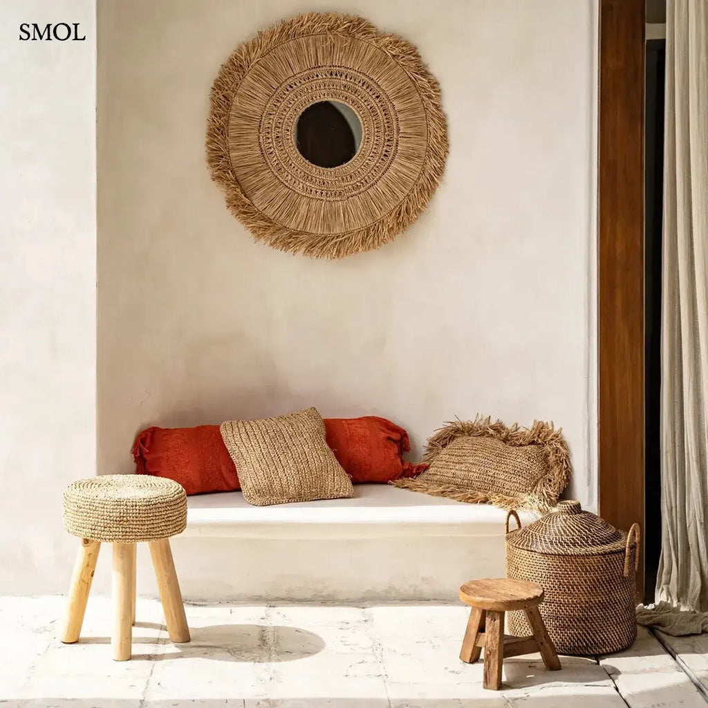 Sötétbarna rattan tárolókosár fedővel és két kerek füllel, 40×39 cm, teraszon, tükörrel, párnákkal