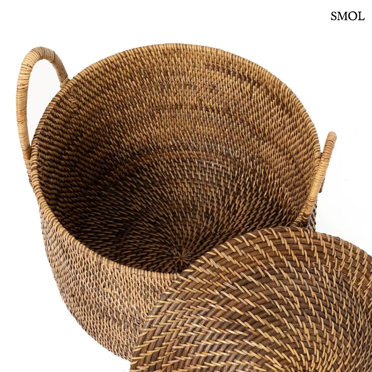 Sötétbarna rattan tárolókosár fedővel és két kerek füllel, 40×39 cm, felülről, fedő nélkül