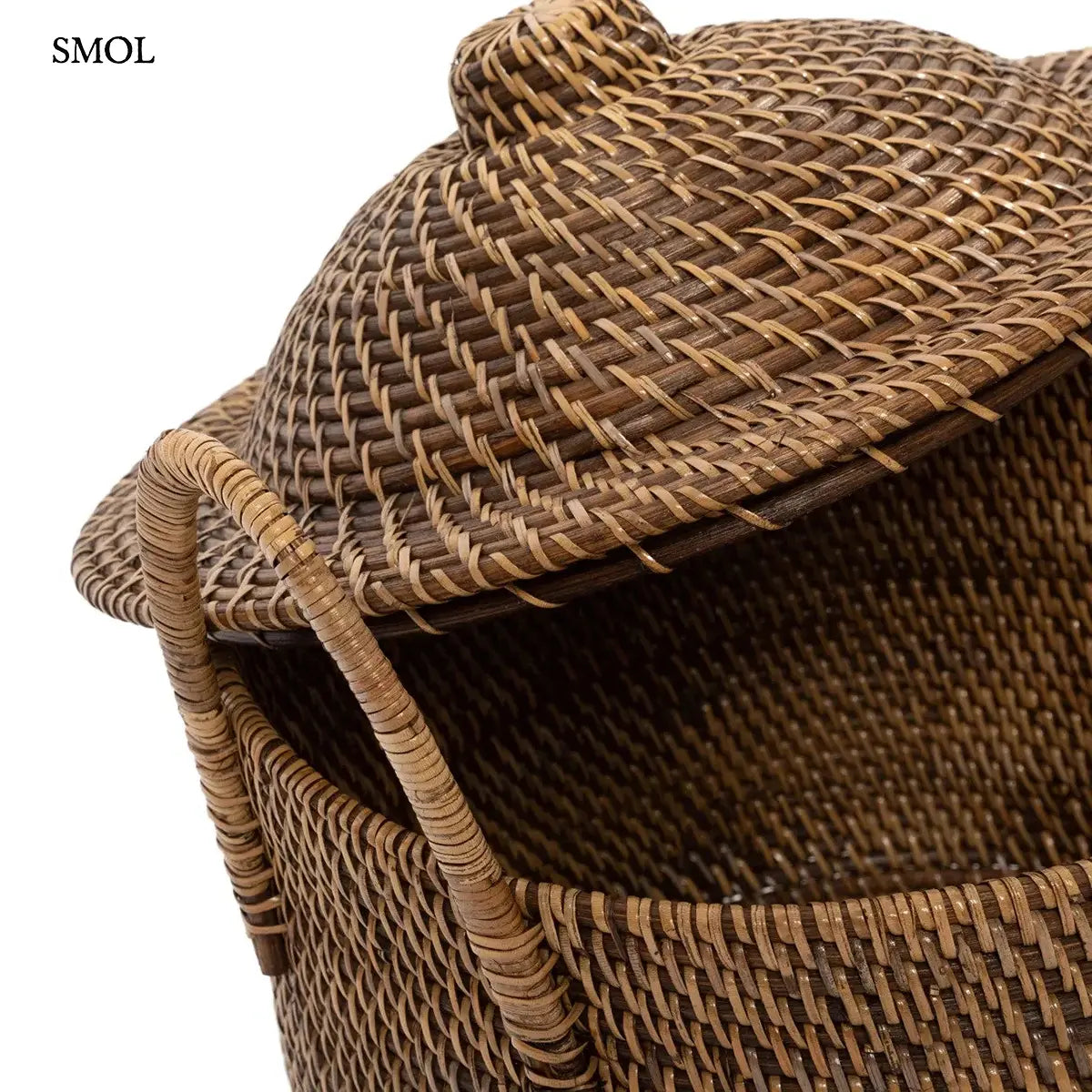 Sötétbarna rattan tárolókosár fedővel és két kerek füllel, 40×39 cm,  elcsúsztatott fedővel