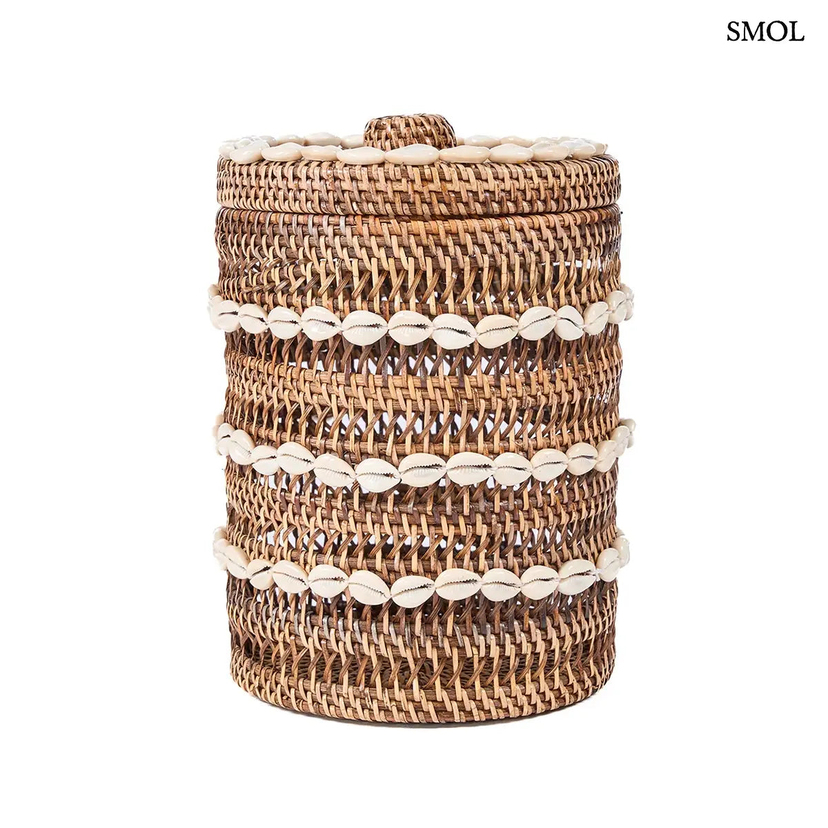 Natúr barna rattan tárolókosár kagylós mintával, hengeres forma, 21×30 cm, fehér háttérrel