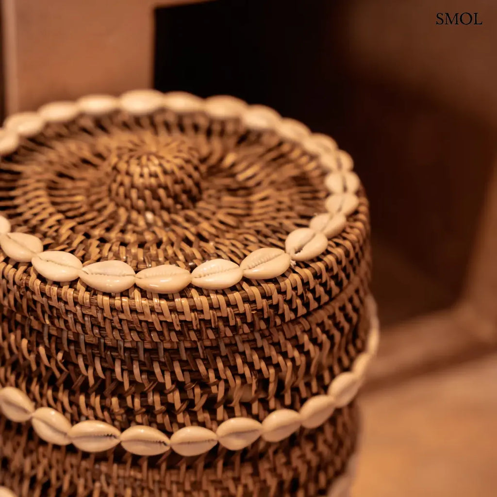 Natúr barna rattan tárolókosár kagylós mintával, hengeres forma, 21×30 cm, felülről, szobában
