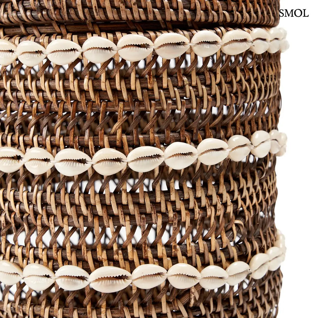 Natúr barna rattan tárolókosár kagylós mintával, hengeres forma, 21×30 cm, oldalról, kagylók nagyítva