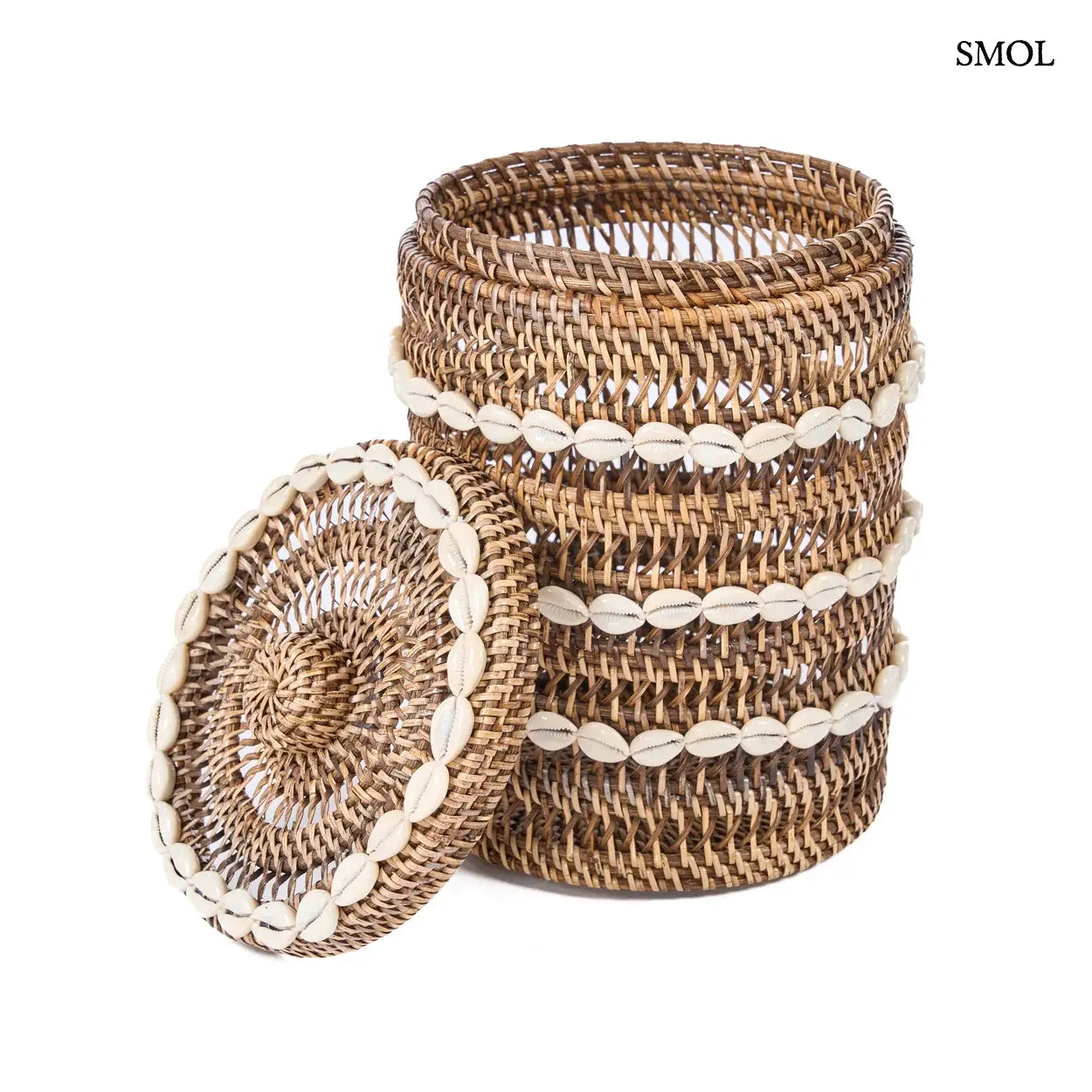 Natúr barna rattan tárolókosár kagylós mintával, hengeres forma, 21×30 cm, elcsúsztatott fedővel