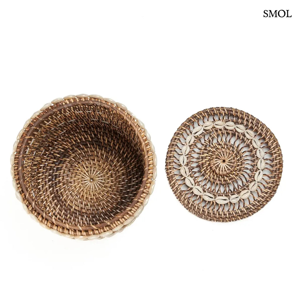 Natúr barna rattan tárolókosár kagylós mintával, hengeres forma, 21×30 cm, levett fedővel, felülről