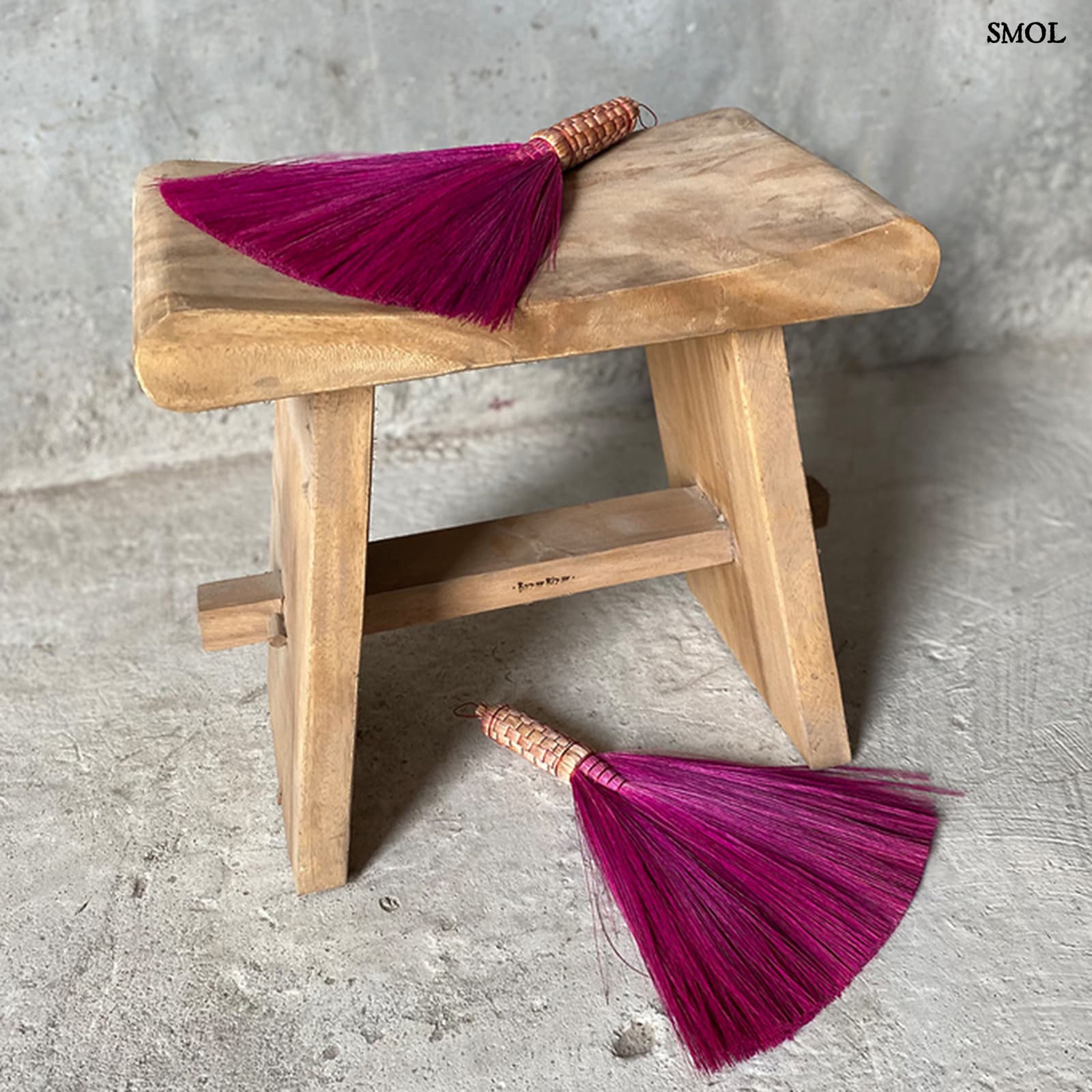 smol.hu -SAILI, fa ülőke, 50 cm rózsaszín seprűkkel
