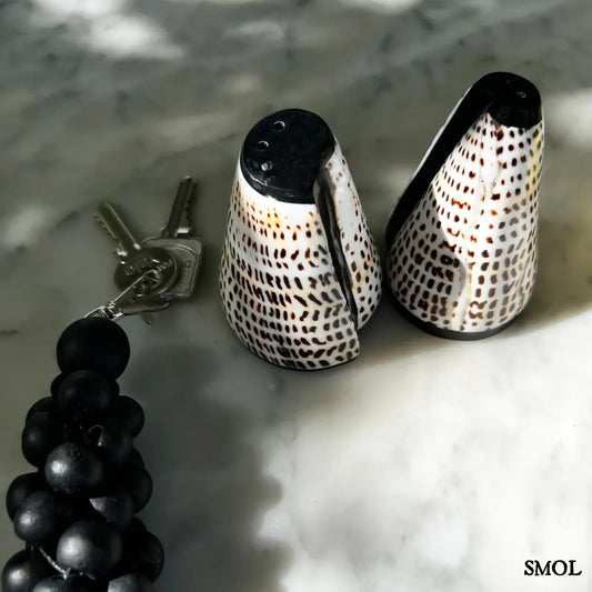 SALT PEPPA, kagylós só- és borsszóró szett, 10 cm - smol.hu - felülről, kulcstartóval