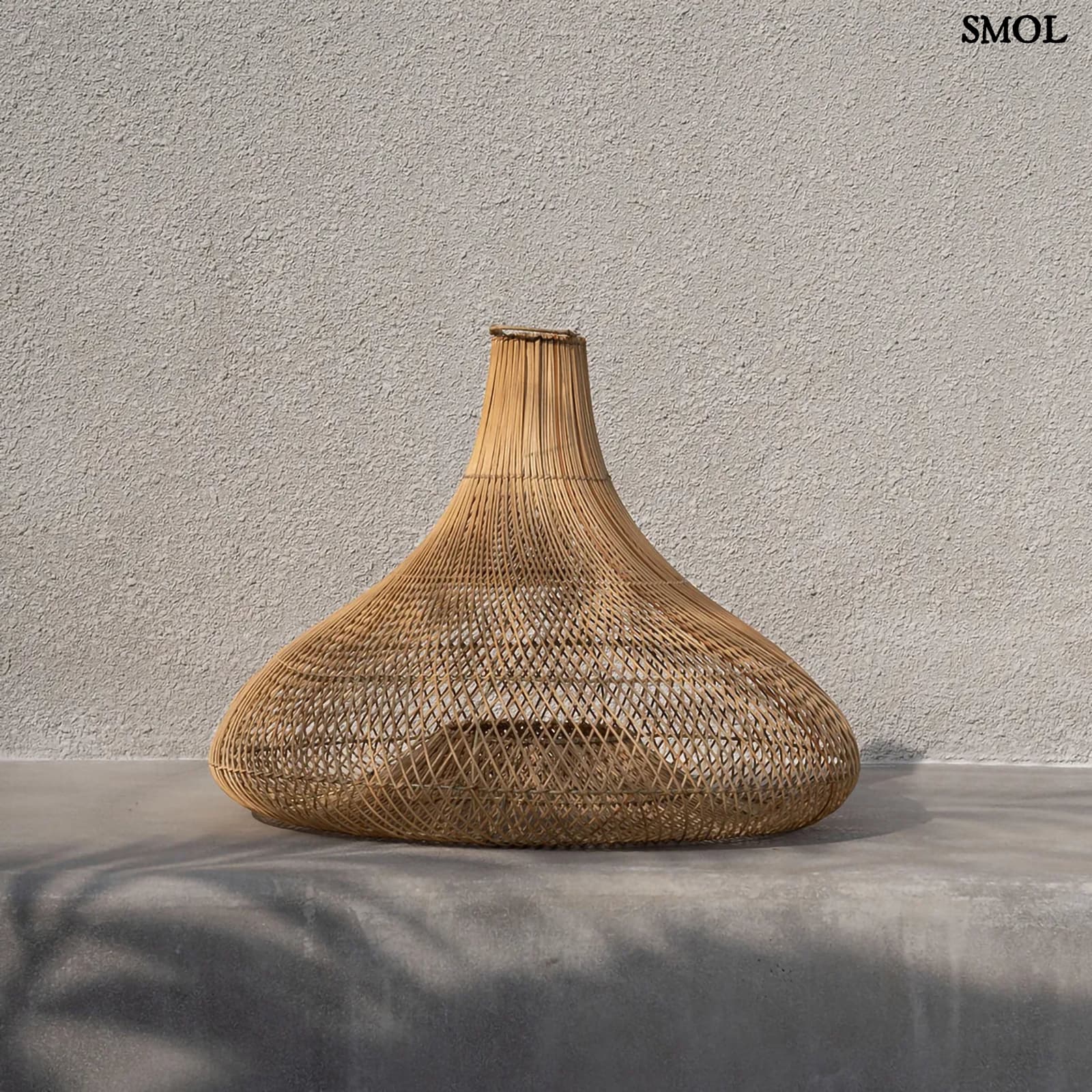 SHALA, nagyméretű rattan függőlámpaernyő, ⌀77 cm - smol.hu - szürke fal előtt