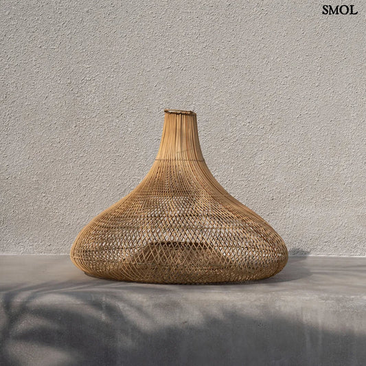 SHALA, nagyméretű rattan függőlámpaernyő, ⌀77 cm - smol.hu - szürke fal előtt