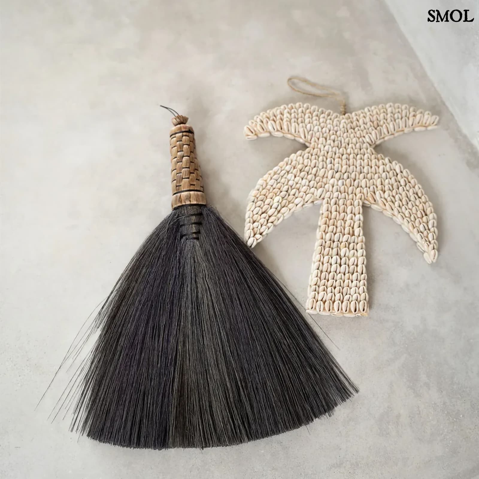 SHELL PALM, pálmafa formájú, kagylós függődísz, 20 cm - smol.hu - fekete seprűvel