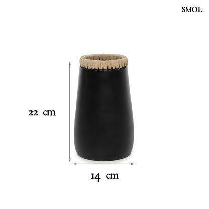 SNEAKY, fekete, terrakotta váza raffiával, 22 cm - smol.hu - méretekkel