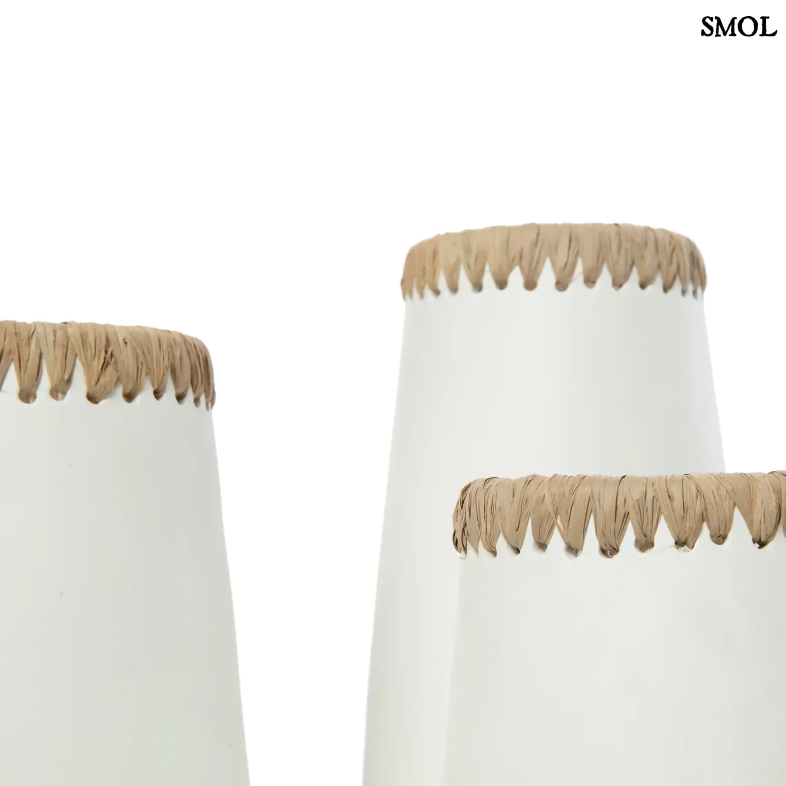 SNEAKY, fehér terrakotta váza raffiával, 22 cm - smol.hu - több méretben, oldalról nagyítva