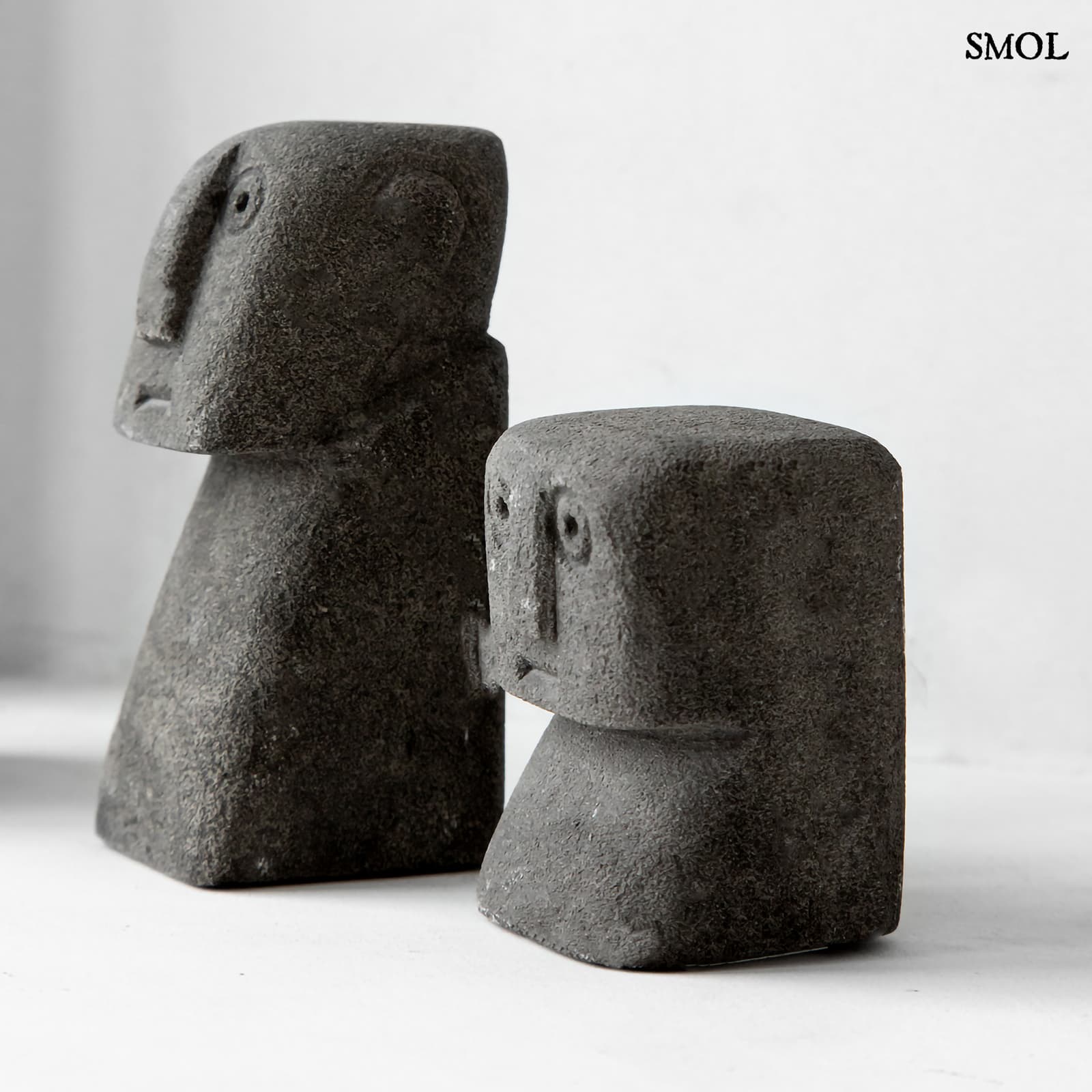 SUMBA14, szürke kőszobor, 7 cm - smol.hu