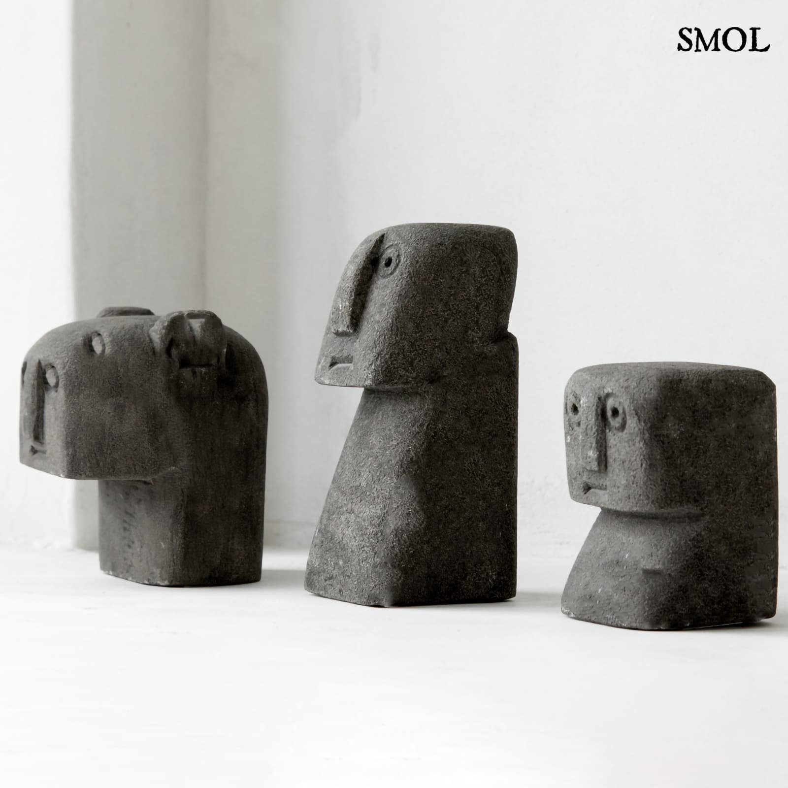 SUMBA14, szürke kőszobor, 7 cm - smol.hu