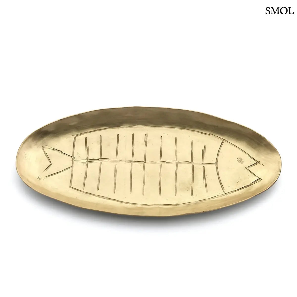 Antik sárgaréz tálca kézzel vésett halas díszítéssel és arany ragyogással, fehér hárrérrel