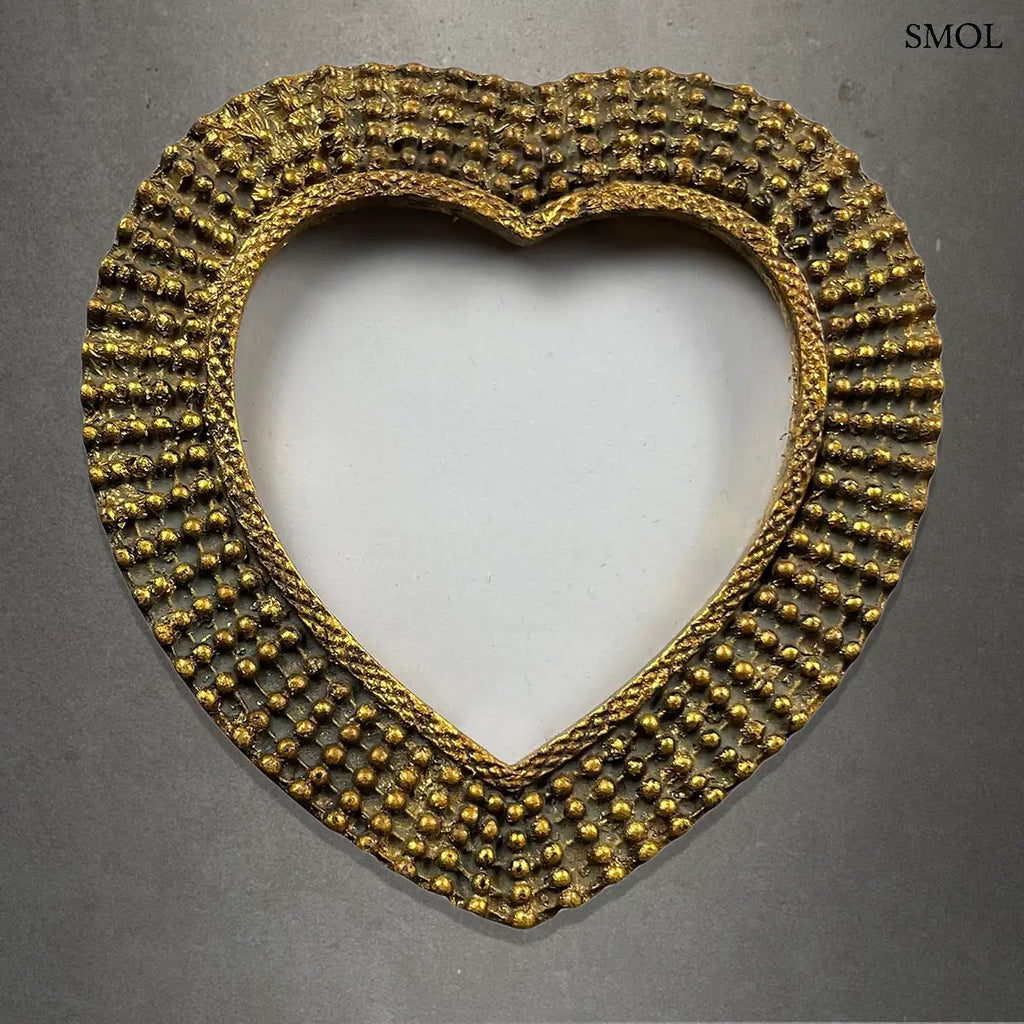 Antik arany szív képkeret gyöngyös díszítéssel és vintage textúrával, szürke háttérrel