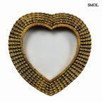 Antik arany szív képkeret gyöngyös díszítéssel és vintage textúrával, fehér háttérrel