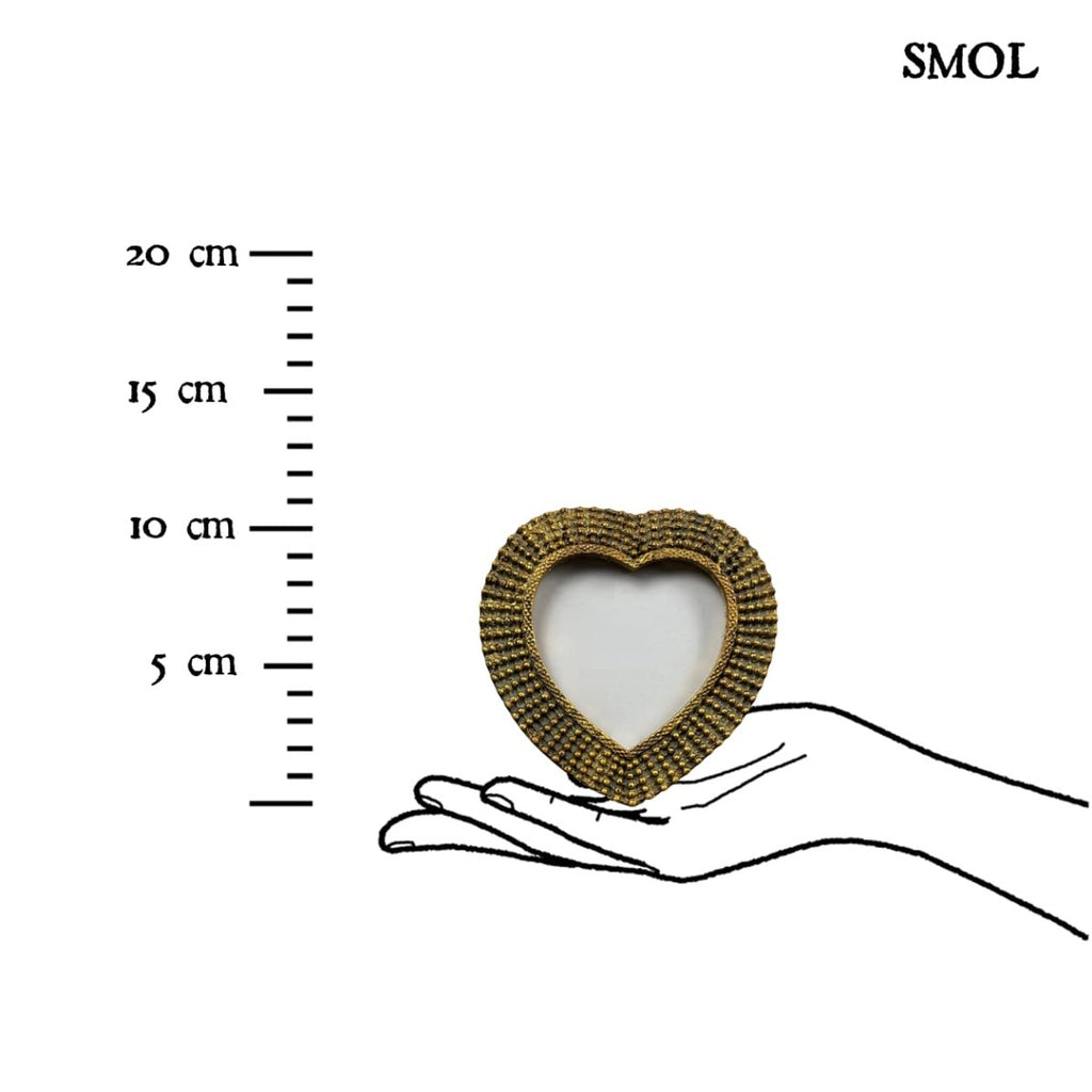 Antik arany szív képkeret gyöngyös díszítéssel és vintage textúrával, méretarányosan