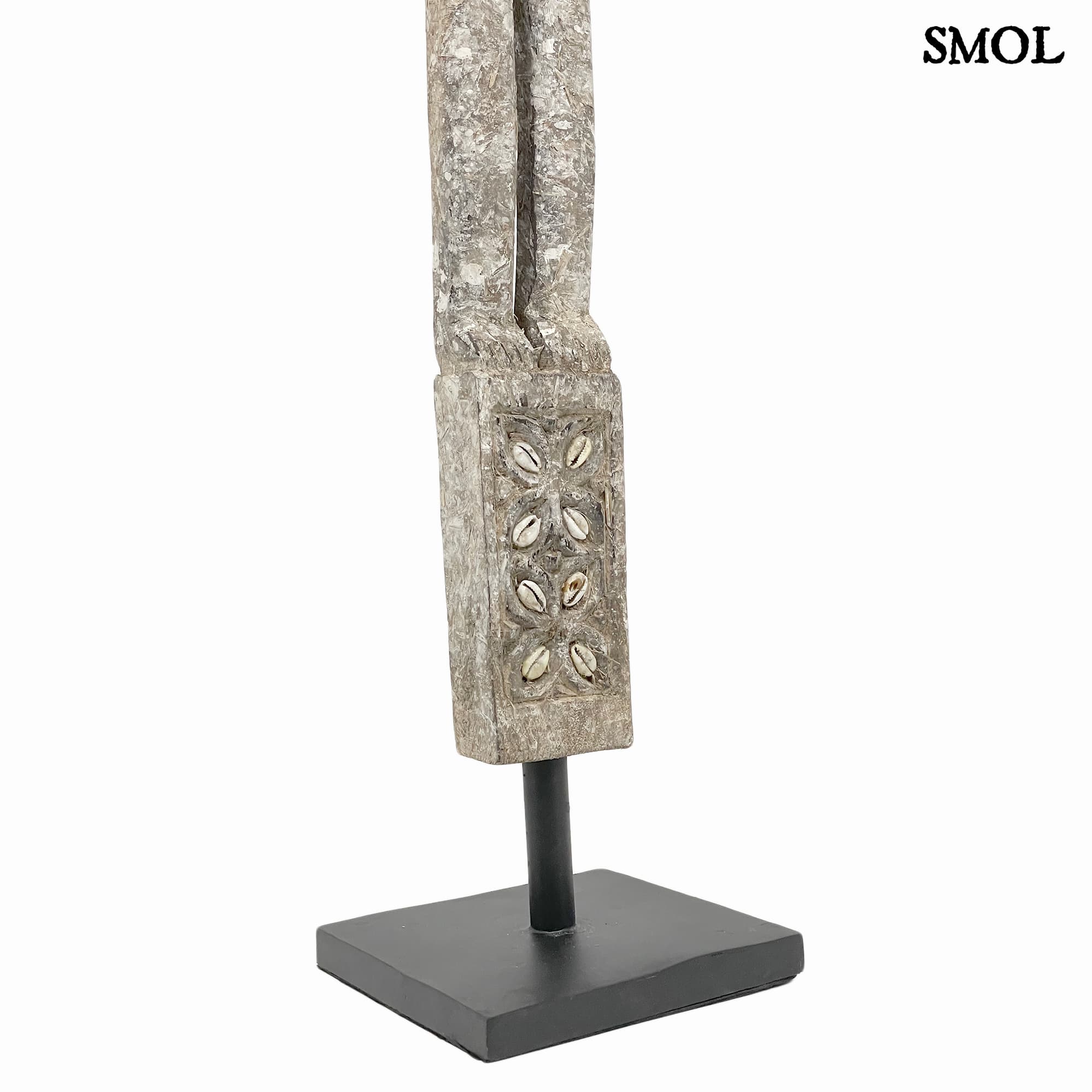 Szobor tartón - nagyméretű, fa, 120,5cm | KALI - smol.hu - alsó rész nagyítva