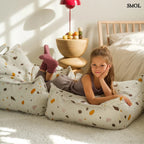 Szögletes Gyerek Babzsákfotel és Puff Szett | TERRAZZO MARBLE | SMOL - hasaló gyerekkel