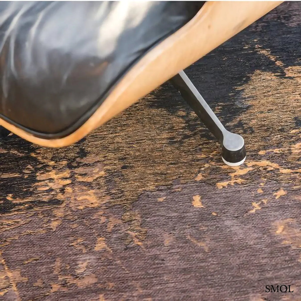 ECO RUG DEEP MINE absztrakt szőnyeg arany-barna kombinációban, négyzet alakú, repedezett, karcos felülettel, fotel alatt