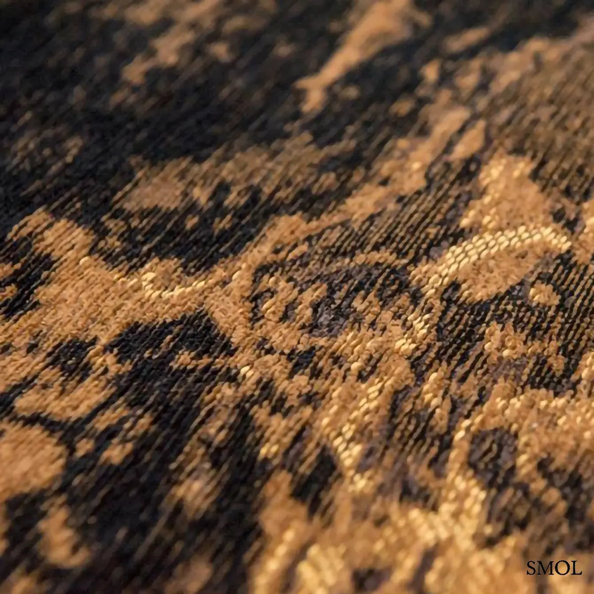 ECO RUG DEEP MINE absztrakt szőnyeg arany-barna kombinációban, négyzet alakú, repedezett, karcos felülettel, minta nagyítva