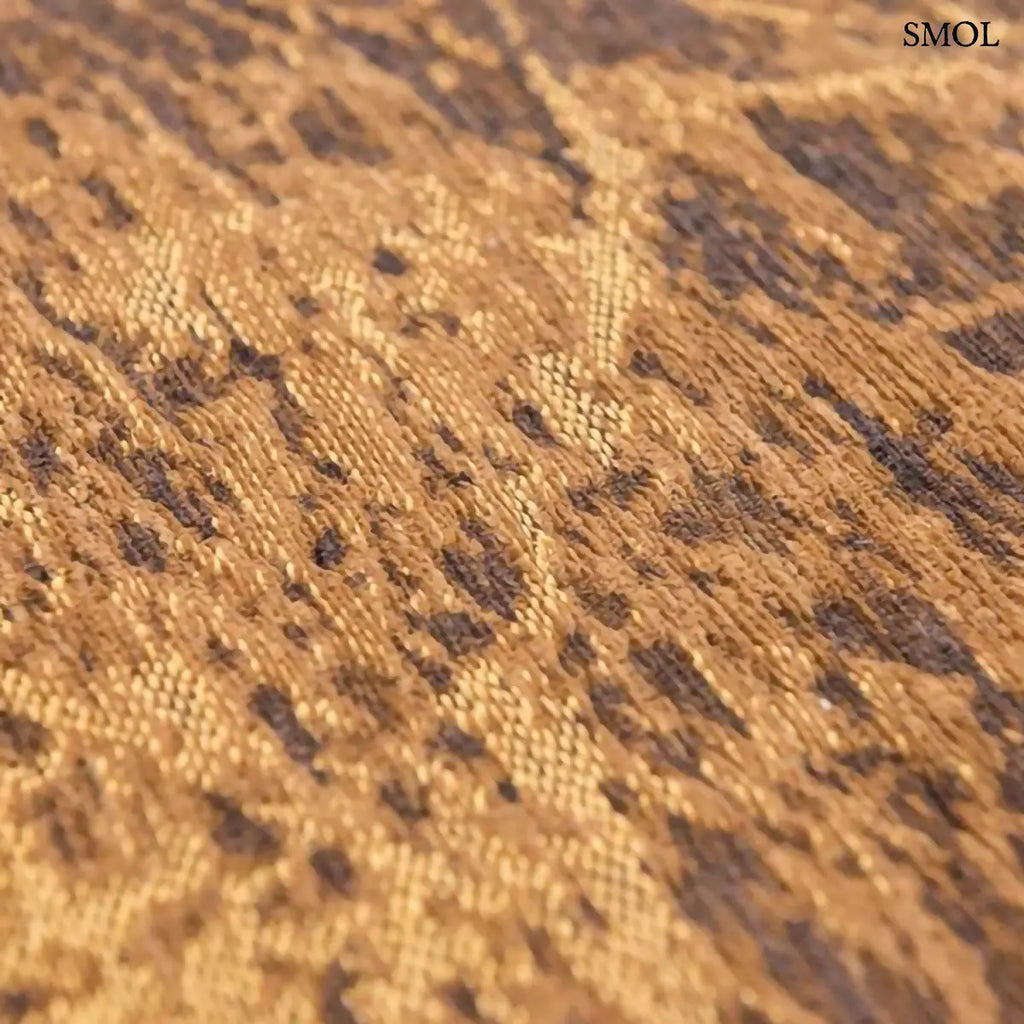 ECO RUG DEEP MINE absztrakt szőnyeg arany-barna kombinációban, négyzet alakú, repedezett, karcos felülettel, nagyítva