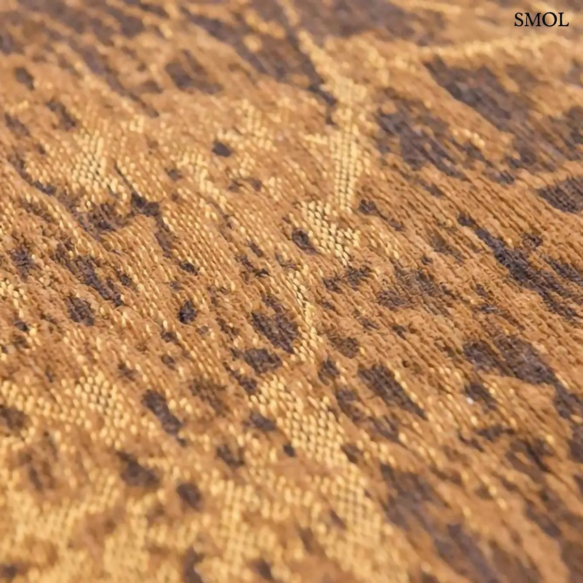 ECO RUG DEEP MINE absztrakt szőnyeg arany-barna kombinációban, négyzet alakú, repedezett, karcos felülettel, nagyítva