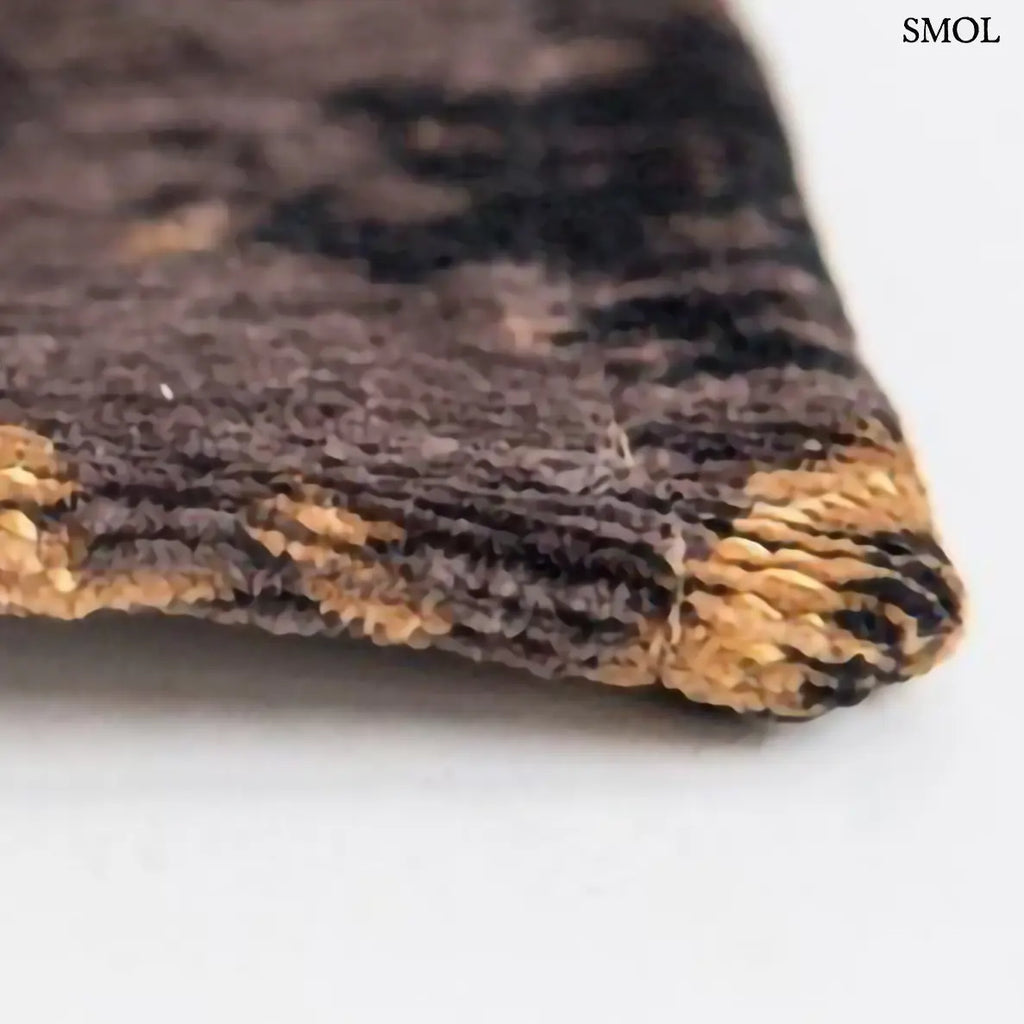 ECO RUG DEEP MINE absztrakt szőnyeg arany-barna kombinációban, négyzet alakú, repedezett, karcos felülettel, sarok nagyítva